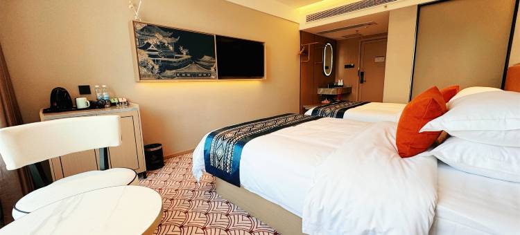 九天嘉尔酒店(凤凰古城游客中心店)图片