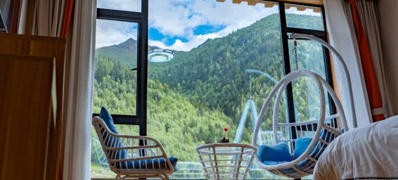 四姑娘山山与民宿图片