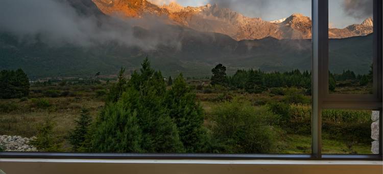 岚岫·日照金山民宿(玉龙雪山店)图片