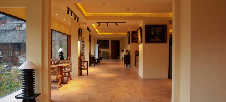 西江明宿枫香油画艺术轻奢民宿图片