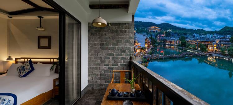 凤凰金水岸丨沱江180度夜景·苗绣艺术丨古城观景酒店图片