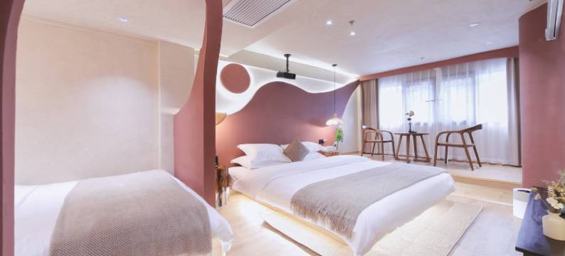 轻语设计师江景民宿(凤凰古城虹桥沱江店)图片