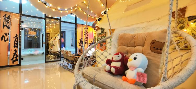 拾忆·轻奢网红观影民宿(延吉延边大学网红墙店)图片