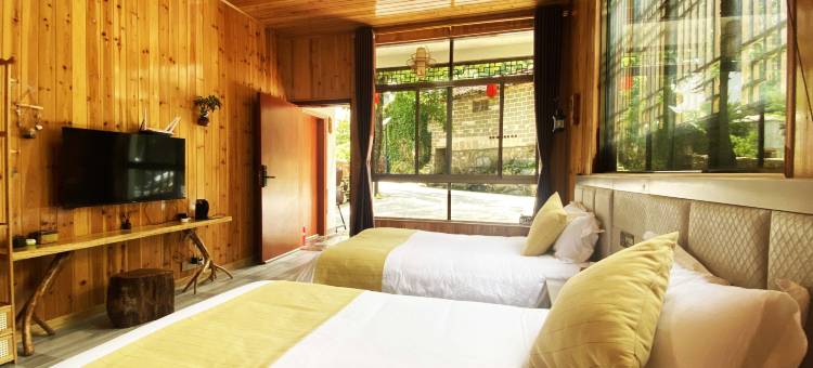 古树旁客栈图片