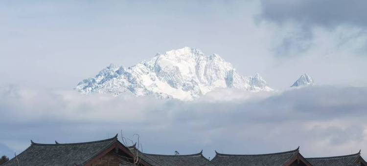 云上太阳·日照金山观雪山古城全景山居(丽江古城大水车店)图片