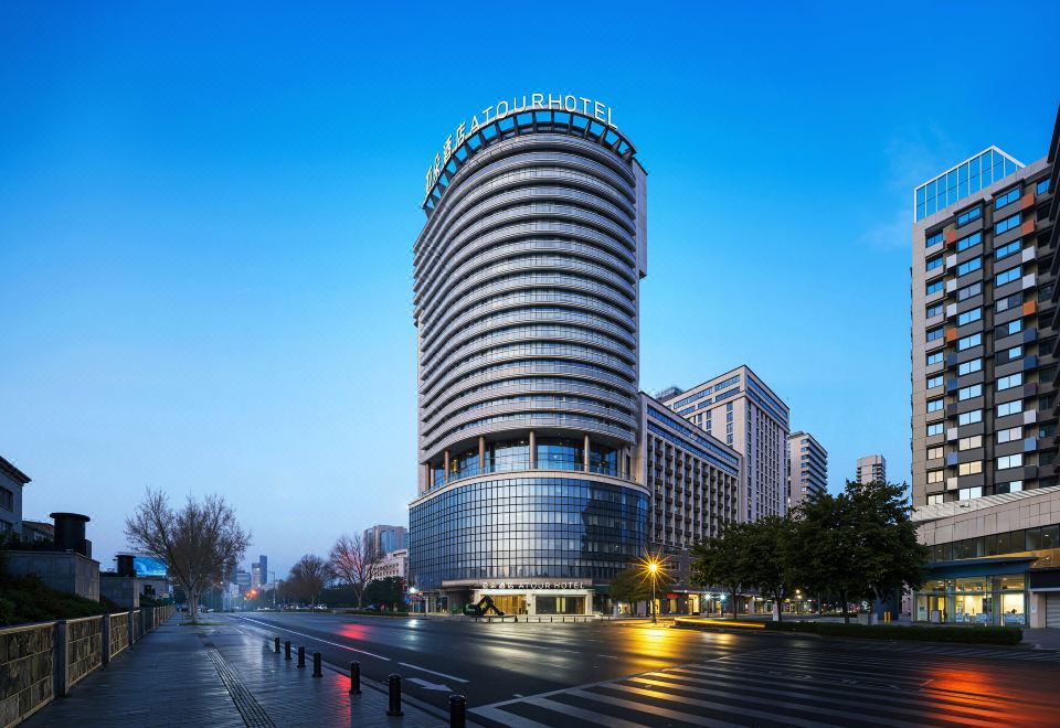 武汉江汉路江汉关江景亚朵酒店外景图