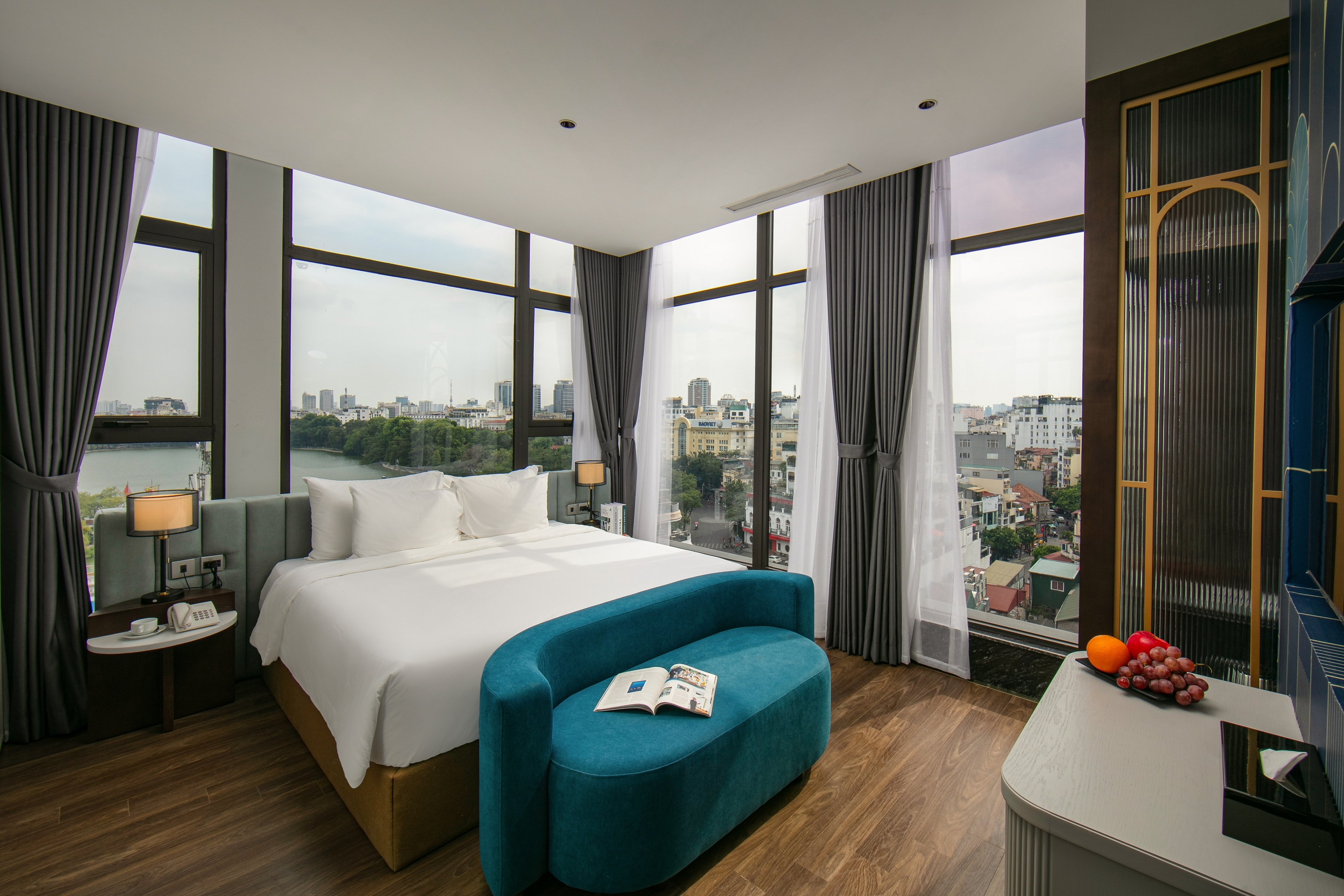 MAY DE VILLE Lakeside Hotel Hotel Overview