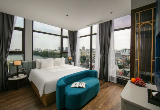 MAY DE VILLE Lakeside Hotel Hotel Overview