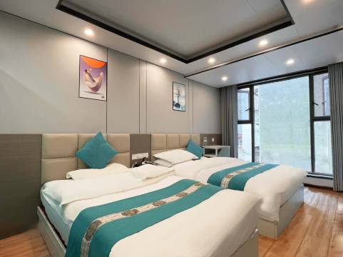 康定半山陋室民宿(溜溜城店)