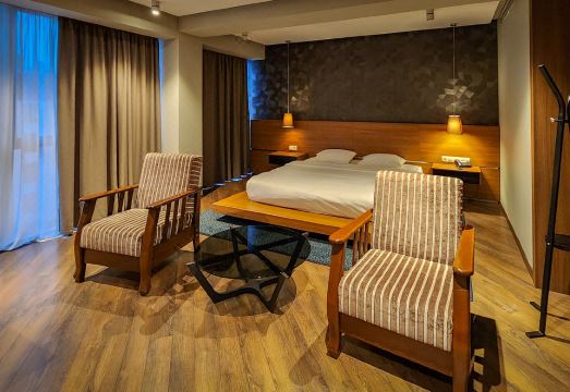 Golden Palace Hotel & PoolHotel Overview