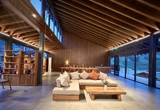 Wu Mountain Retreat over view