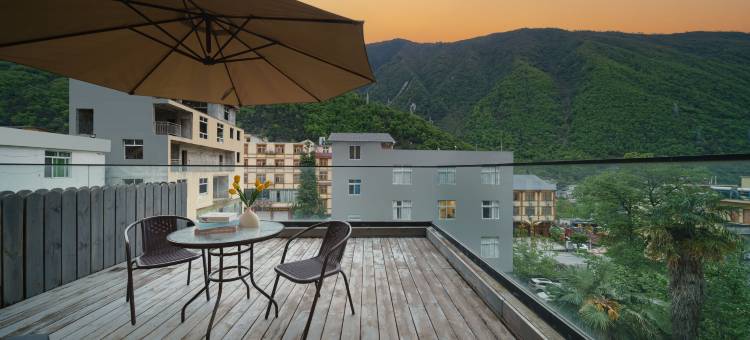 海上云来酒店(磨西镇海螺沟冰川森林公园游客中心店)图片