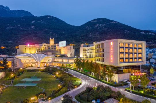 泰安绿发东尊华美达广场酒店