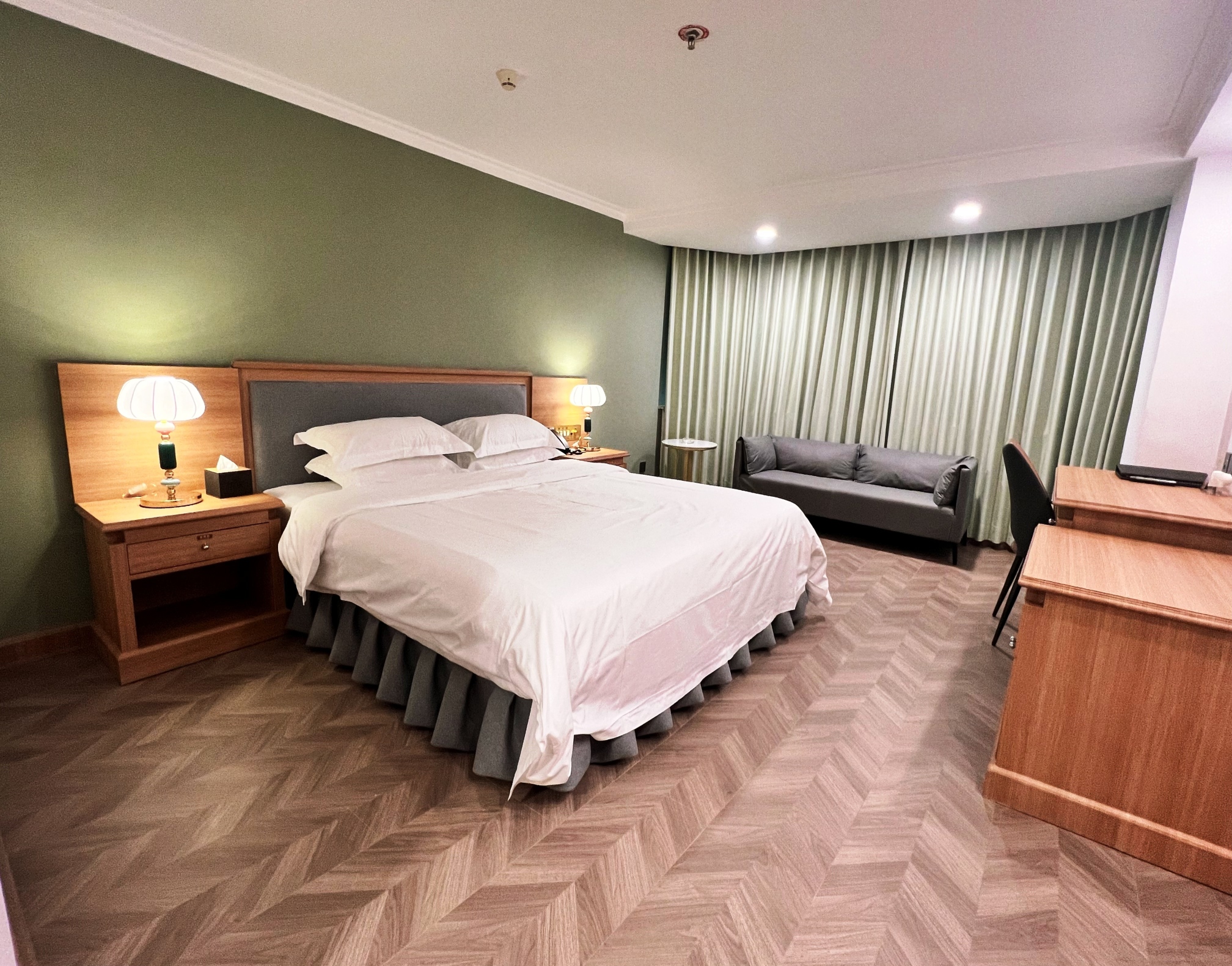 Shenzhen Jingpeng Hotel (East Gate Pedestrian Street Hubei Subway Station Branch)Over view