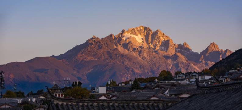 QINGLUAN晴峦·暮雪千川｜阅城鑫奢雪山观景民宿(古城木府店)图片