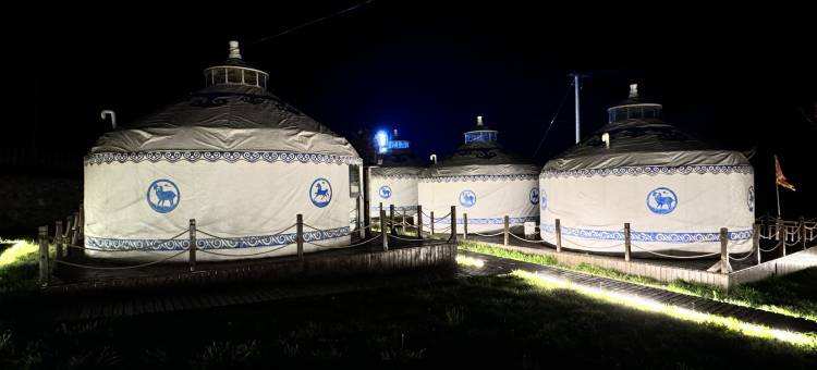 草原牧都蒙古包图片