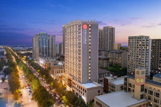 仟那千寻酒店(西安霸城门地铁站凤城四路店)