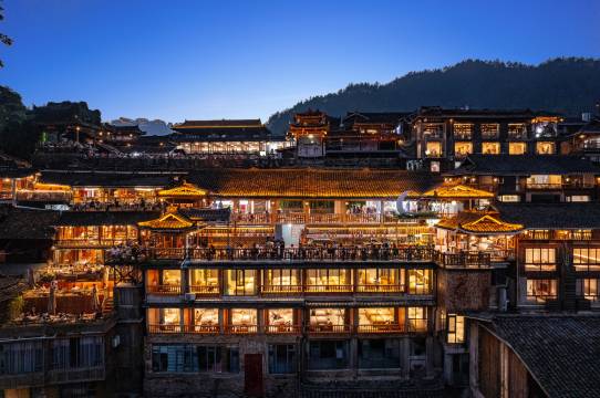 抱月楼·C位景观度假美宿(西江千户苗寨观景台店)图片