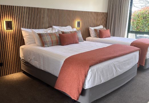 The Lakes MotelHotel Overview