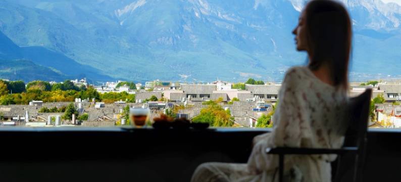 麓鸣·山赞｜雪山IMAX电影画框·日照金山揽景云宿(丽江古城店)图片