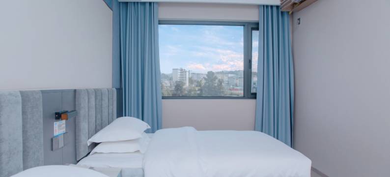 楚雄丽呈睿轩酒店(东兴中学政务中心店)图片