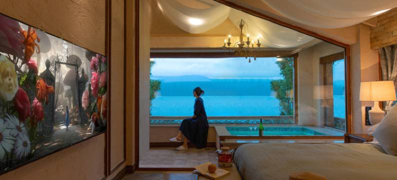 阅时·柴奢泸沽湖泳池私汤全湖景度假酒店(爱丽丝梦游仙境店)图片