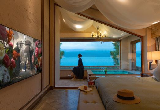 閲时·柴奢泸沽湖泳池私汤全湖景度假酒店（爱丽丝梦游仙境店）外景图