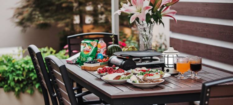 朵朵和满意的小院图片