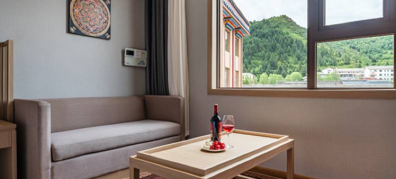 松潘丽呈华廷酒店(黄龙九寨高铁站店)图片