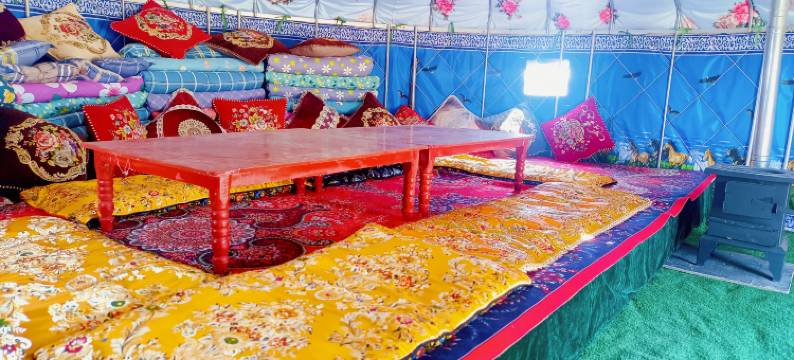 赛里木湖湖边小屋图片