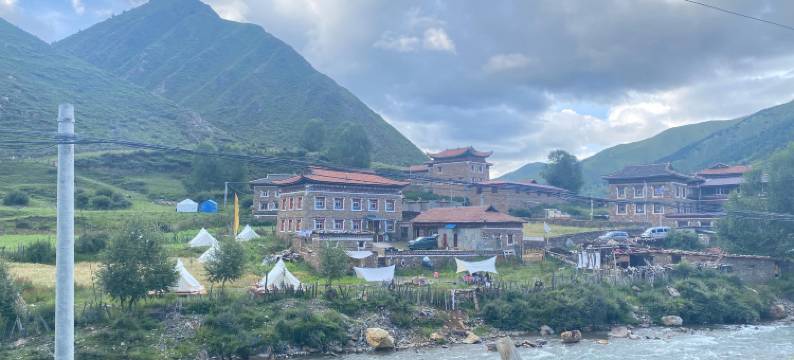 上木居贡噶山居图片