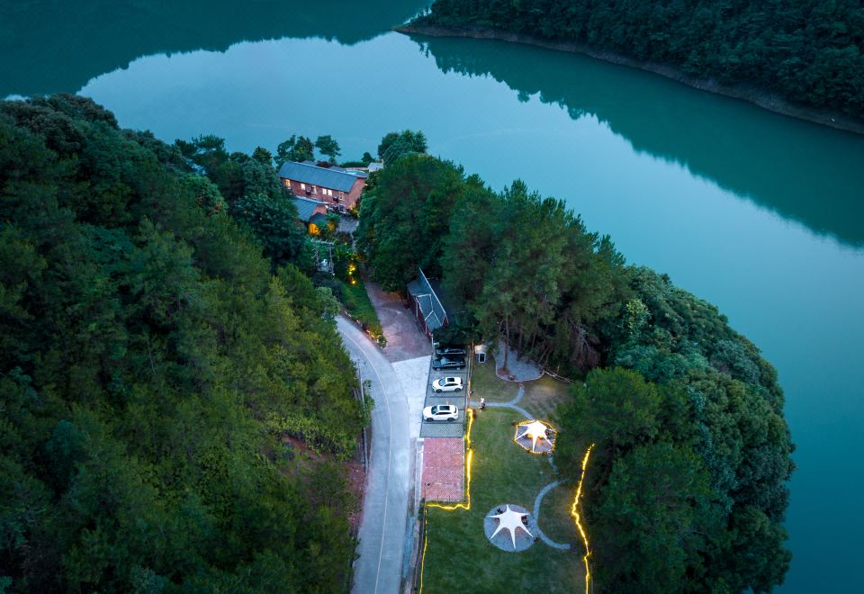 The mountain The water Hotel Overview