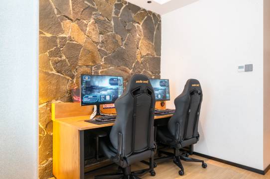 潮顽MAX电竞影音民宿(成都西站青羊万达店)