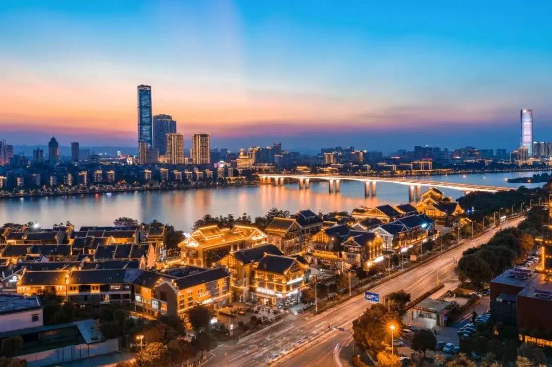 云顶阅城高空观景民宿(五星步行街地王新天地店)图片