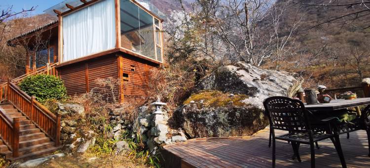 那秋药泉山居图片