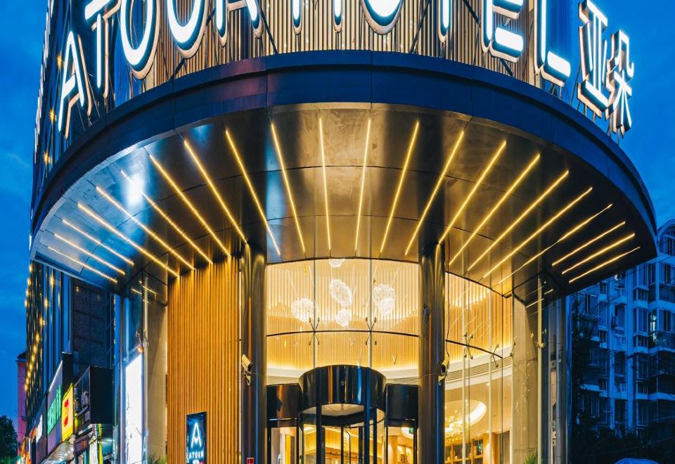 上海安亭地铁站新源路亚朵酒店外景图