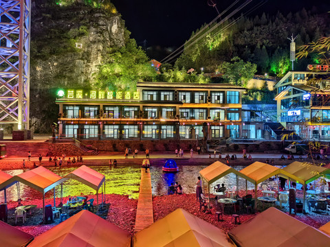 施秉芸溪·河畔智能酒店(杉木河夜漂景区店)