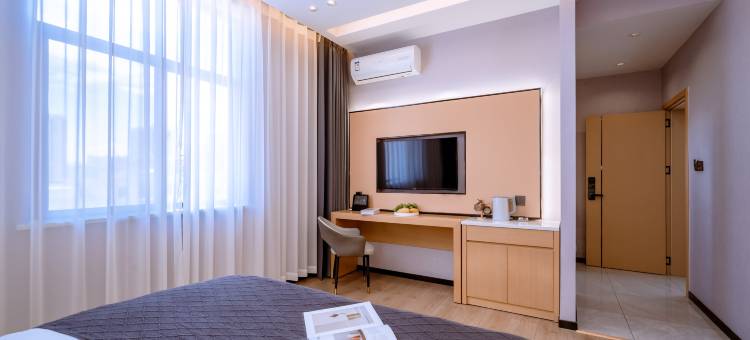 小鹿辰客·晗洣智能影视酒店(大理大学第一附属医院店)图片