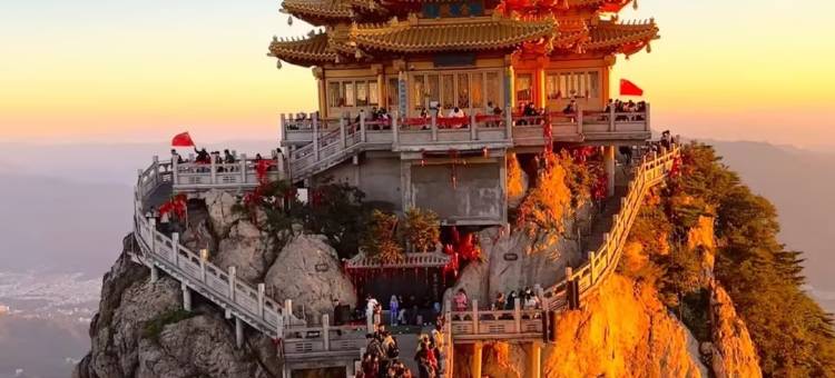 花筑·凤鸾台温泉民宿(老君山云景索道店)图片