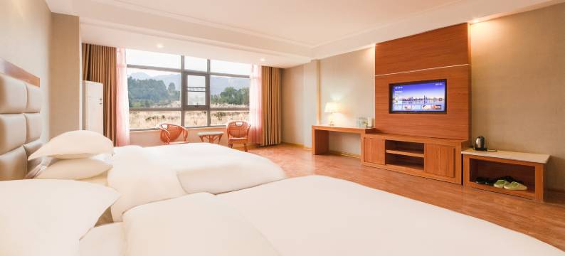 溪岸与山民宿图片