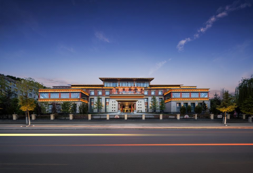 香格里拉藏胞之家酒店外景图