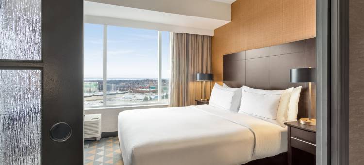 布弯卡利蒙特利尔机场西希尔顿逸林酒店及度假村(DoubleTree by Hilton Pointe Claire Montreal Airport West)图片