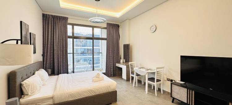 Upscale Apartment at Oval Tower Near Downtown with Balcony and Parking by Belvilla图片
