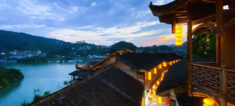禧粤·临瀑180度江景客栈(芙蓉镇景区大瀑布店)图片