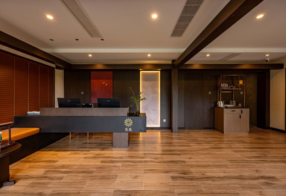 Floral Hotel·Mountain Retreat in the Clouds (Putuo Mountain Ten Thousand Buddhas Pagoda Hotel) Hotel Overview