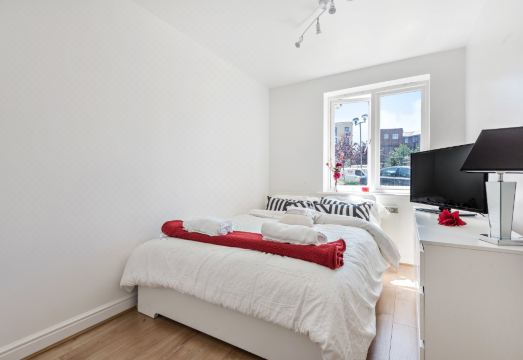 2 bed flat, dedicated workspace, Parking, 4KTV Hotel Overview