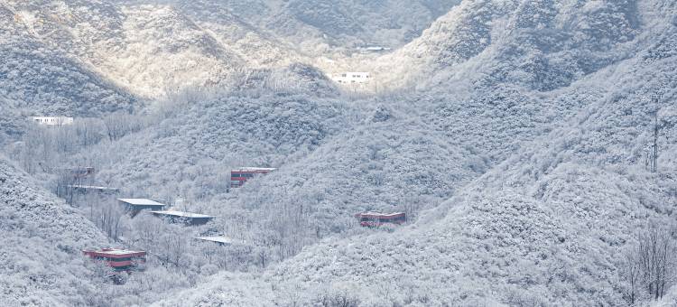 长城脚下的公社图片