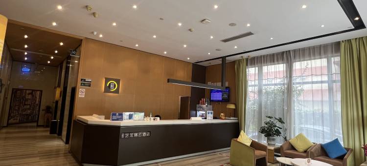 艺龙瑞云酒店(中山东凤凤巢湾步行街店)图片