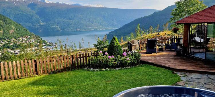 Mountain & Fjord View Apartment | Private Garden & Hot Tub图片