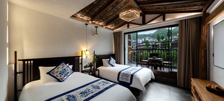 凤凰金水岸丨沱江180度夜景·苗绣艺术丨古城观景酒店图片